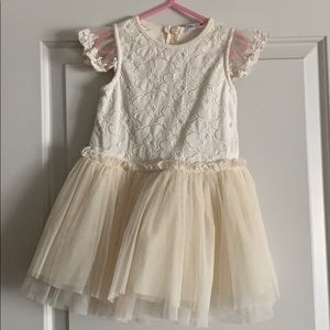 Beautiful Mae-Li Rose ivory dress